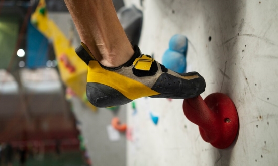 side-view-man-climbing-wall_23-2150516988